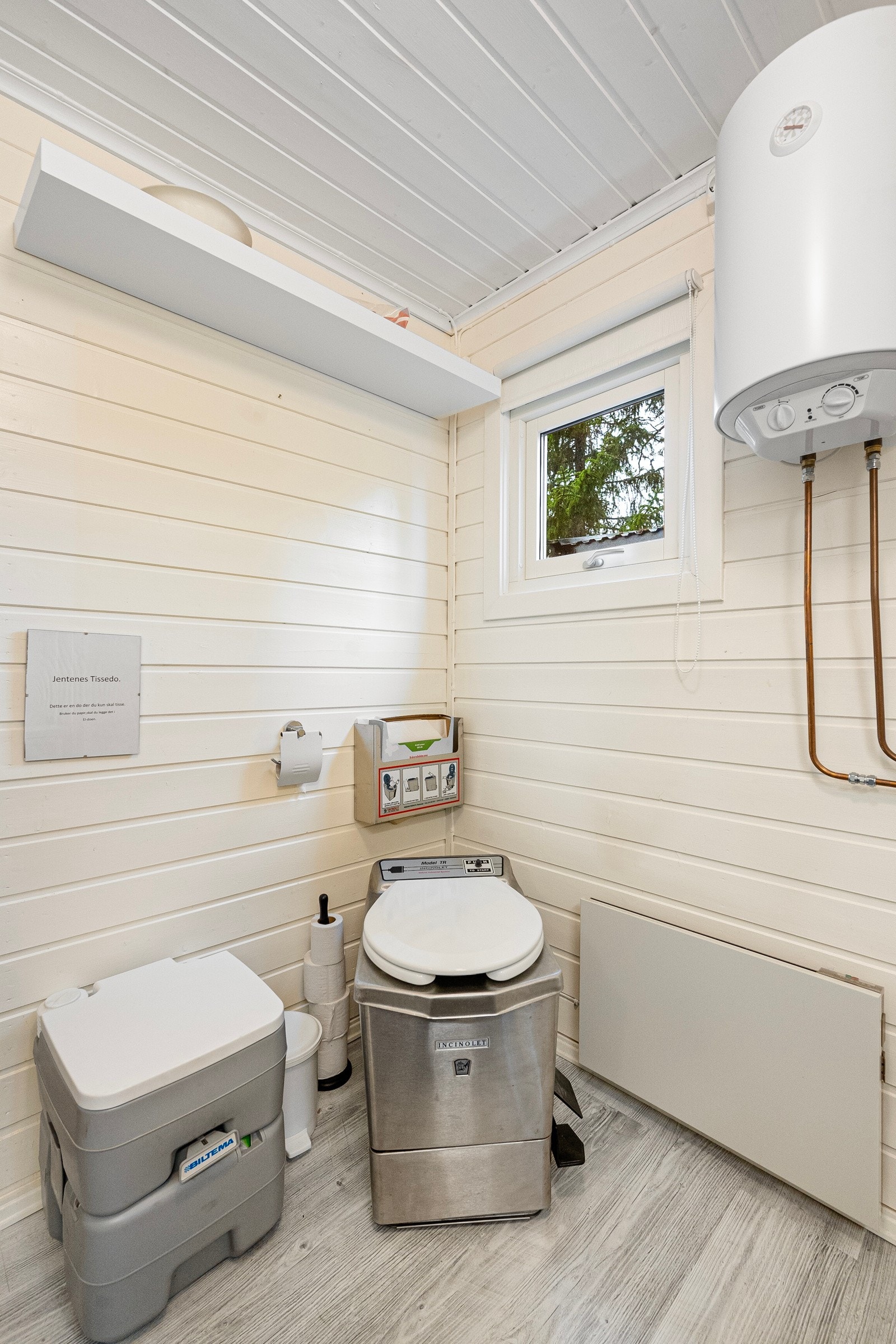 Dorommet har elektrisk forbrenningsdo. Galleribilde