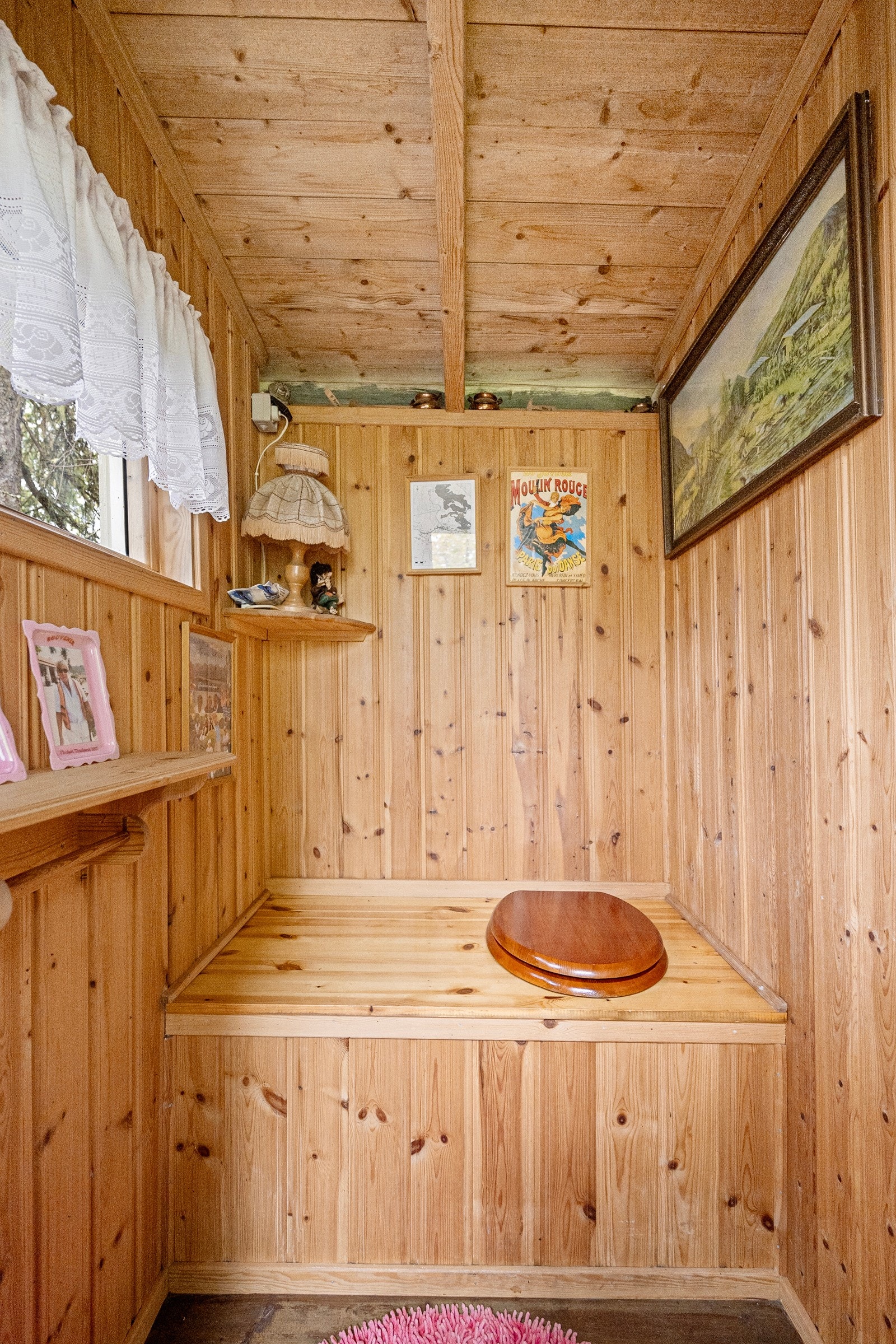 Utedo i boden. Galleribilde