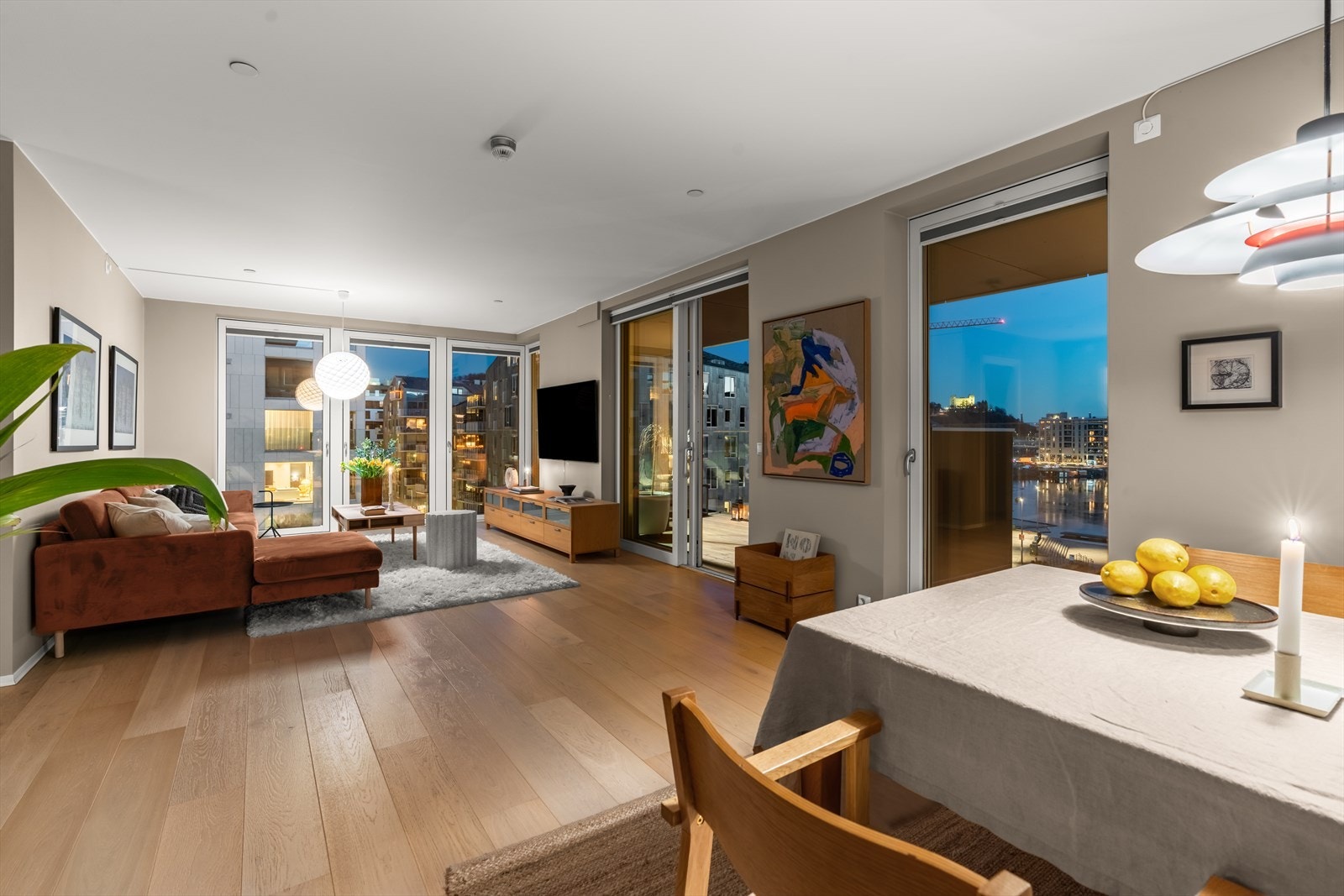 Fine enstavs parkettgulv i leiligheten. Vannbåren gulvvarme Galleribilde