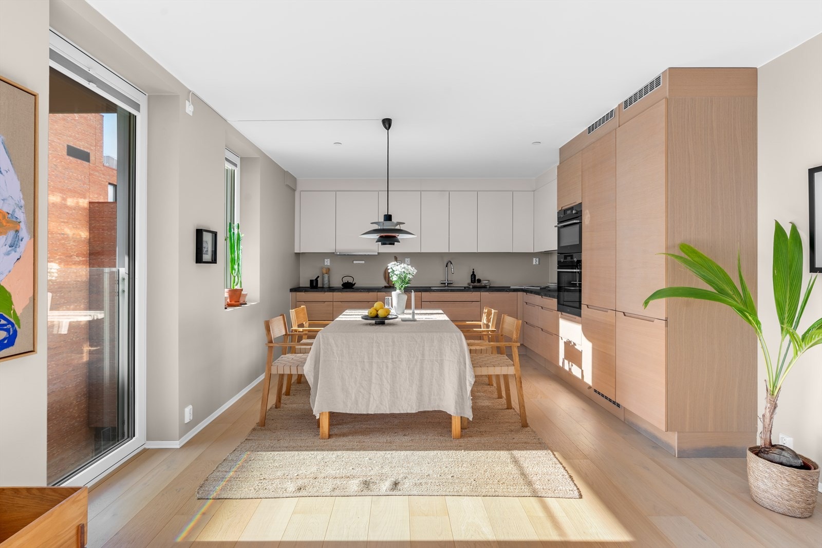 God plass til stor spisestue og mange gjester. Perfekt ved sosiale anledninger Galleribilde