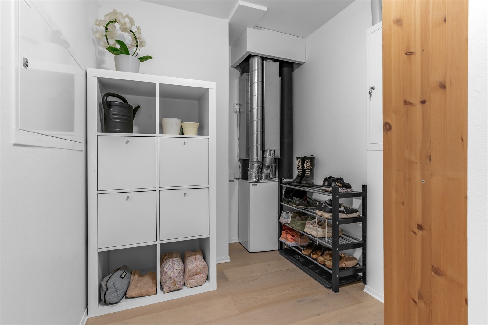 Praktisk bod/teknisk rom med god lagringsplass Galleribilde