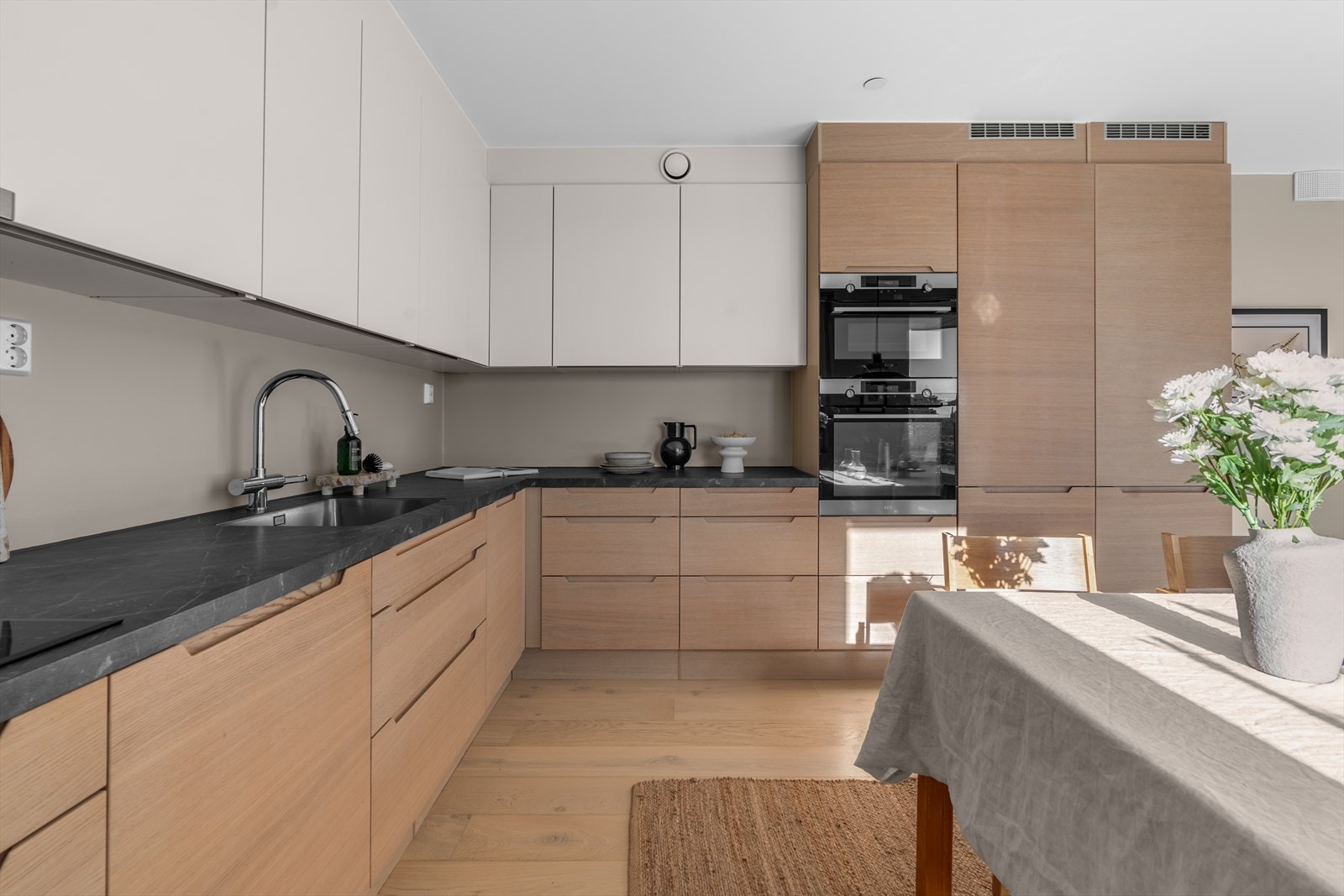 Rikelig med skap- og benkplass Galleribilde