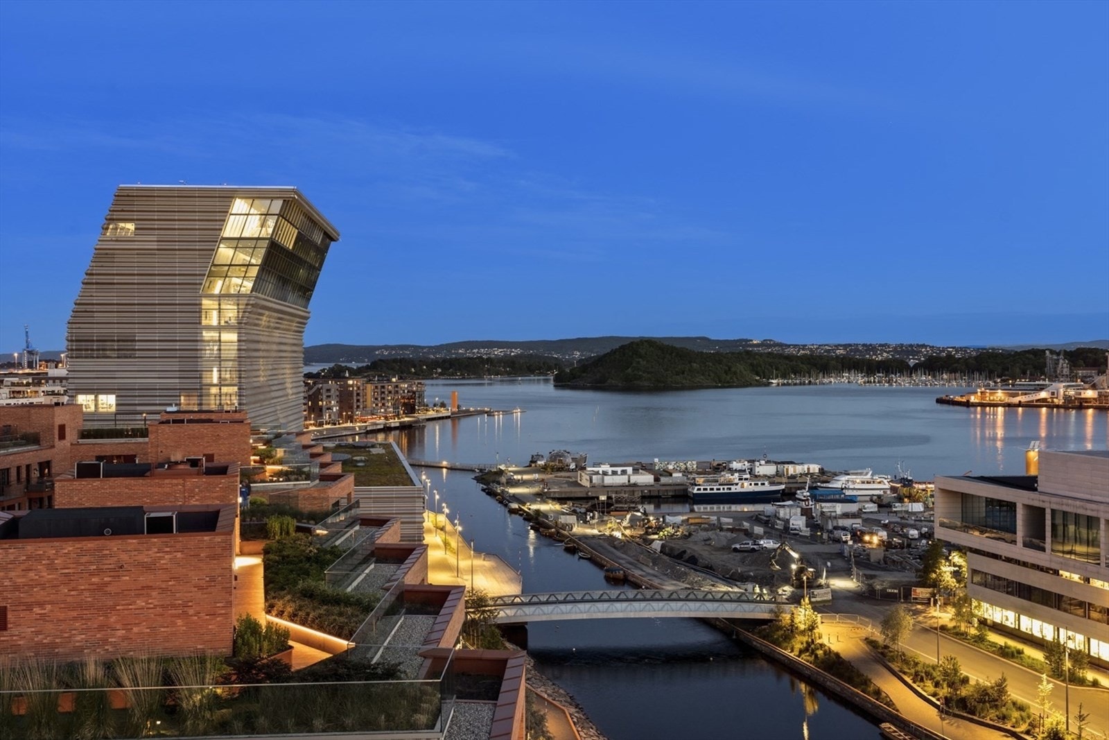 Felles takterrasse med flere fine soner og beplantning Galleribilde