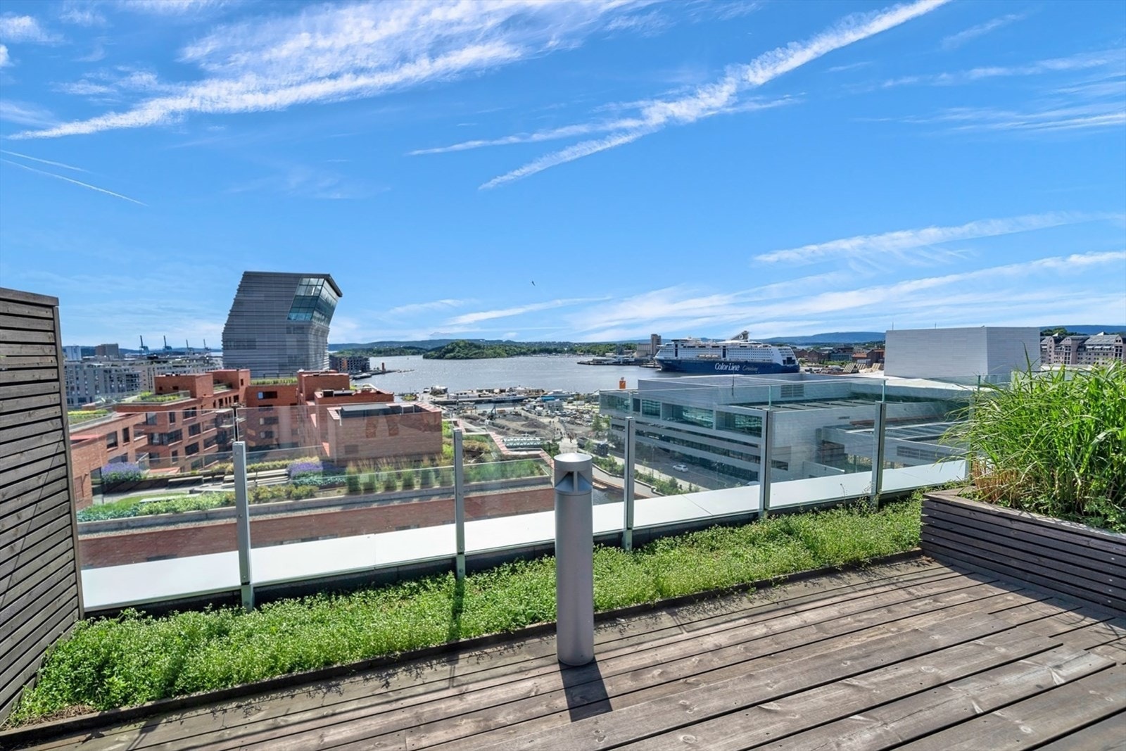 Felles takterrasse med panoramautsikt over Oslo by Galleribilde