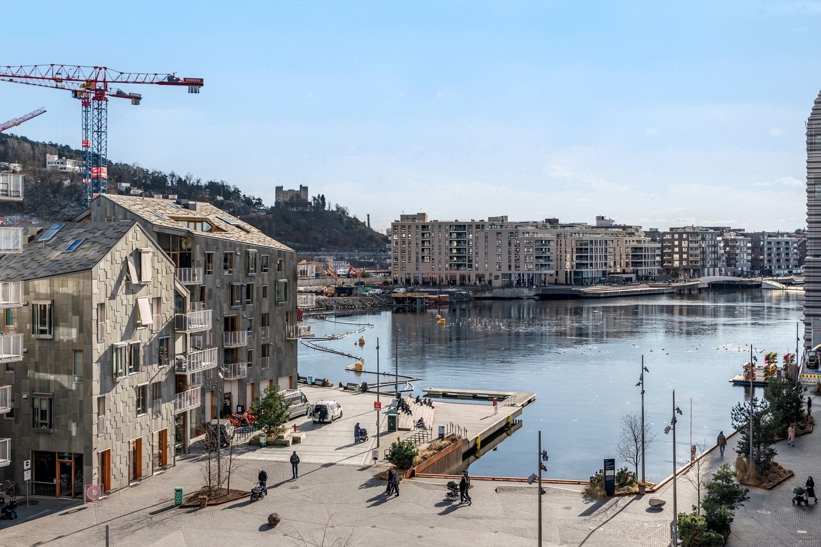 Nydelig utsikt over det indre havnebassenget i Bjørvika. Kanskje den råeste utsikten man kan oppdrive når promenaden mot Sørenga står klar om få år Galleribilde