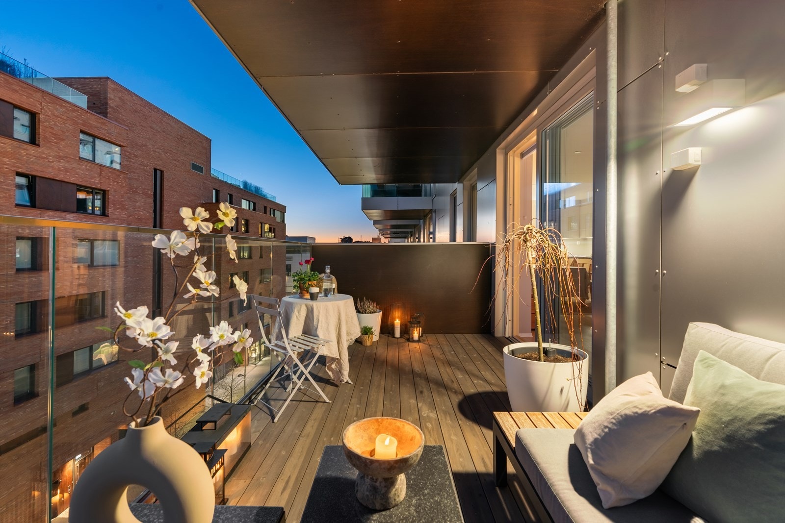 Skjermet og privat terrasse med utsikt mot Operaen, Havnelageret, Rådhuset m.m. Galleribilde