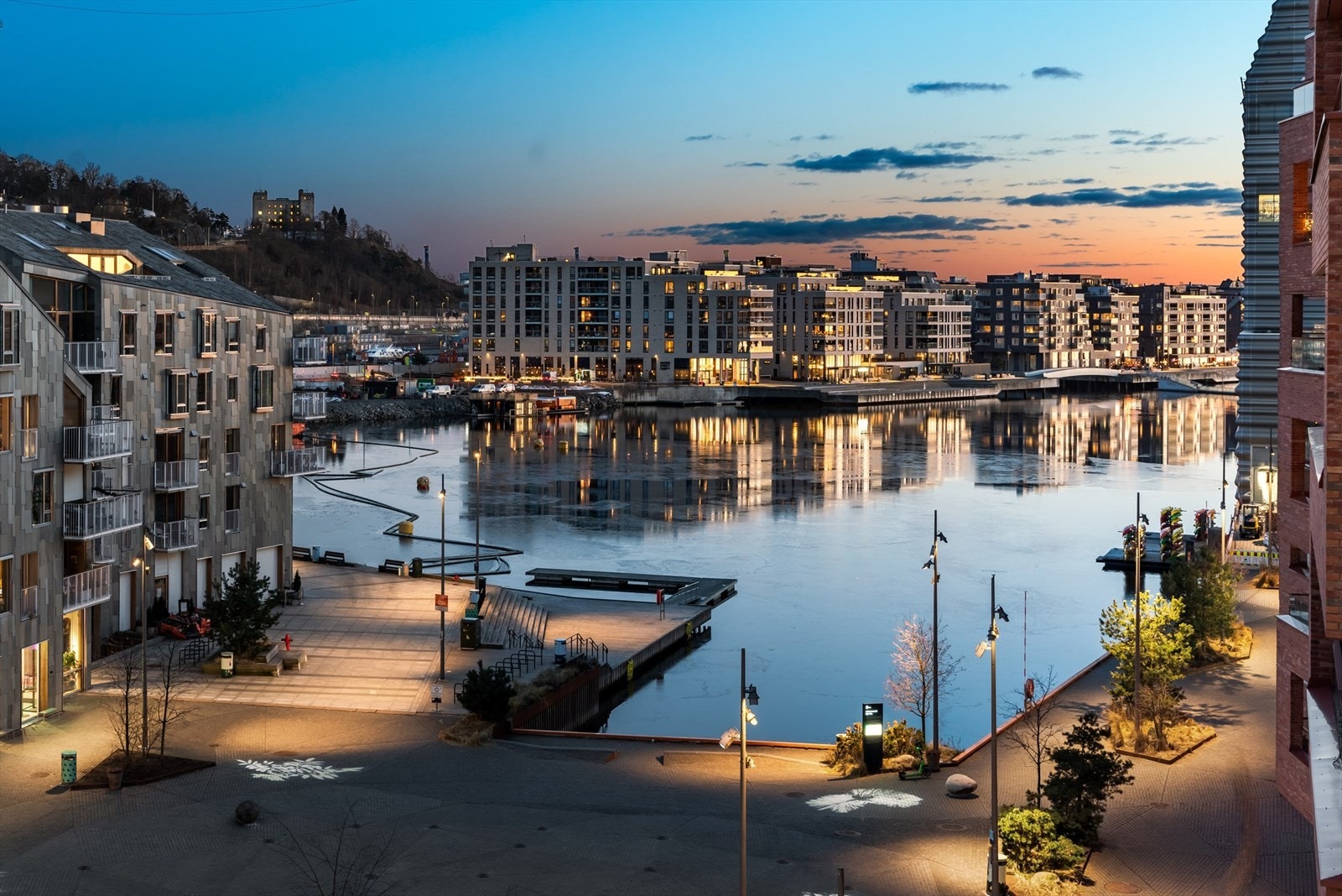 Overlegen beliggenhet med flott utsikt mot fjorden Galleribilde