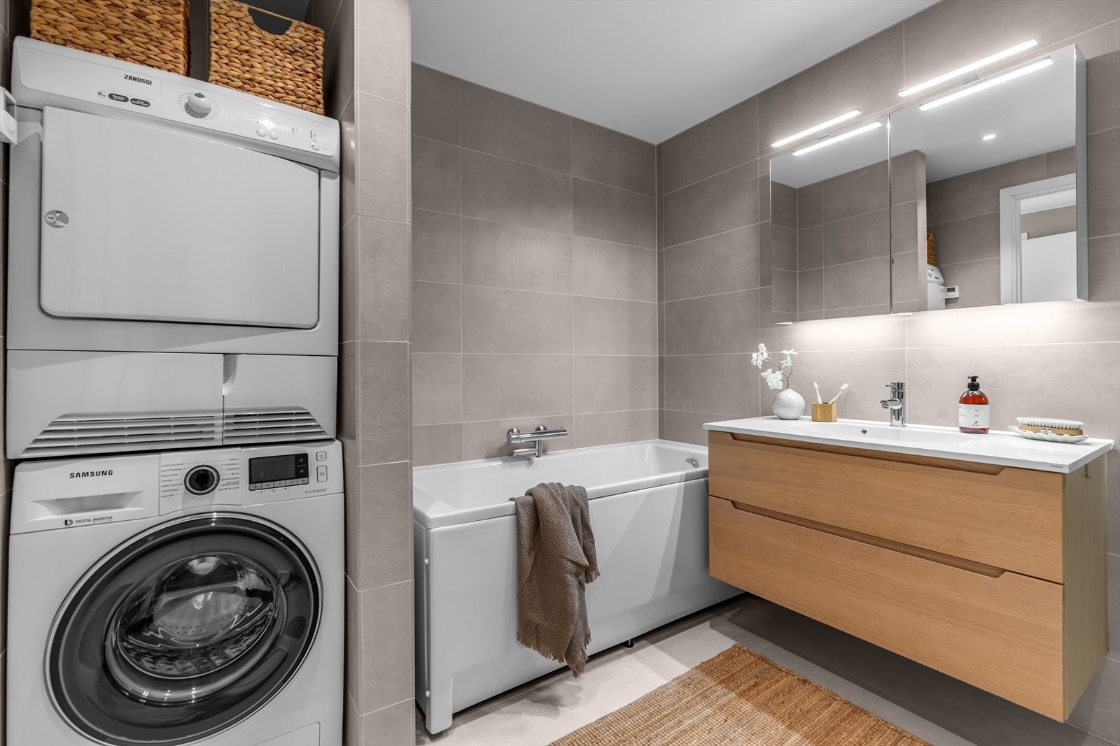 Gulvvarme og downlights Galleribilde