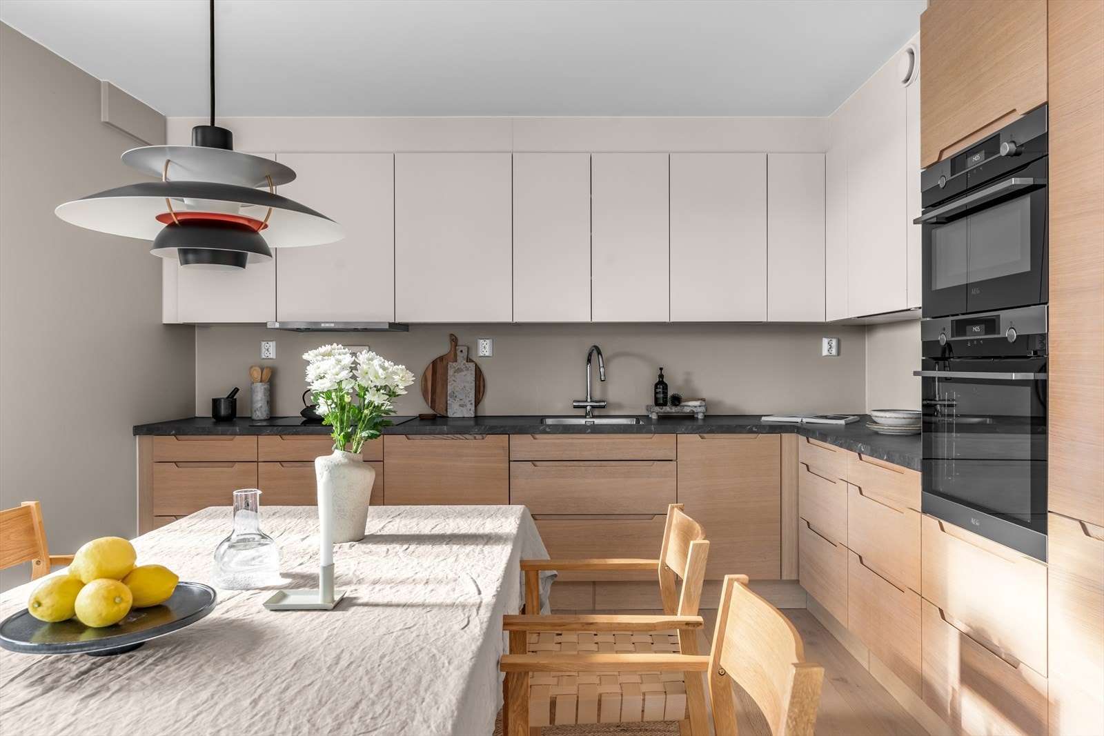 Stilren og lekker innredning fra HTH med fullintegrerte hvitevarer Galleribilde