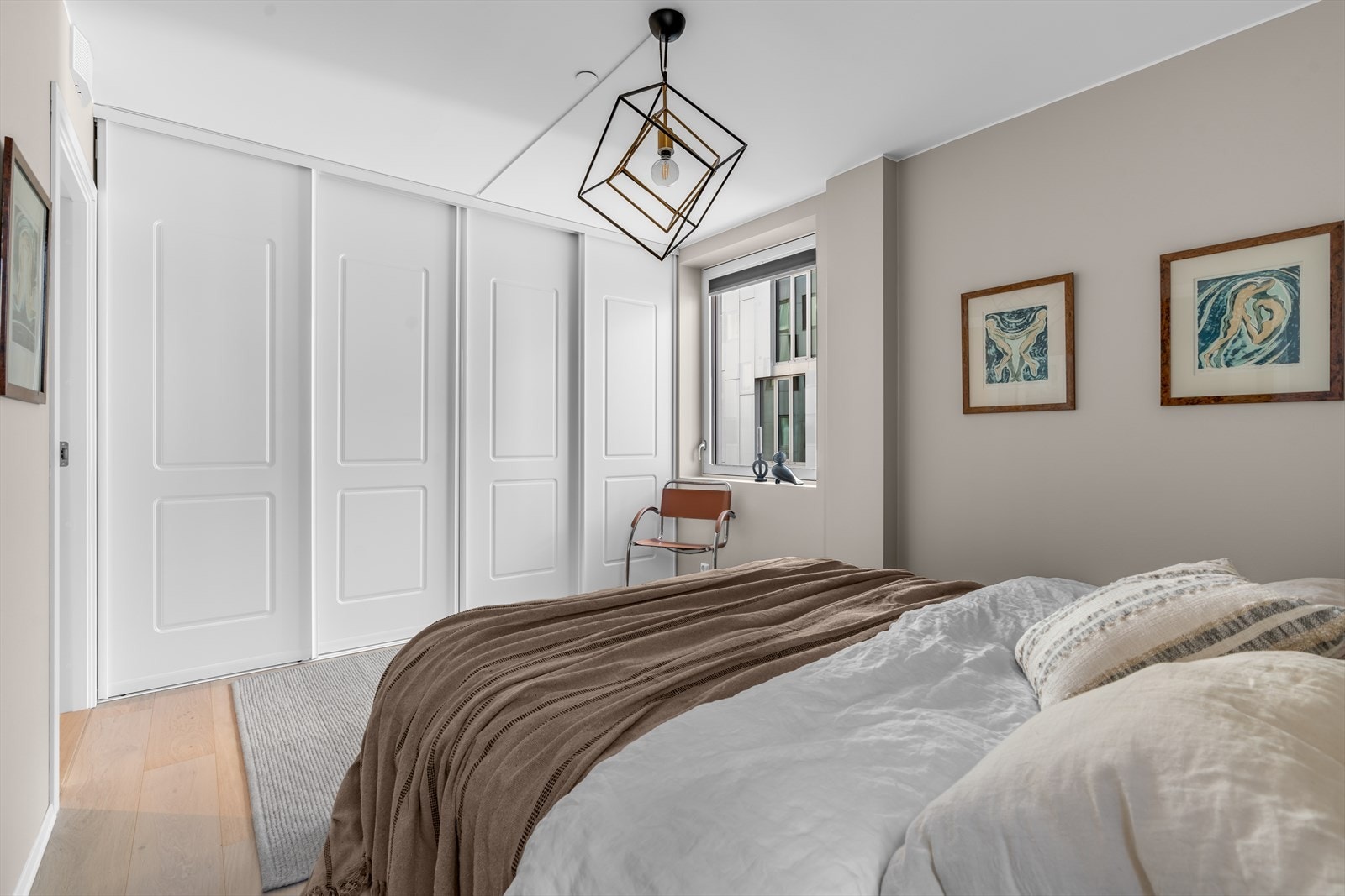 Rikelig med garderobeplass i stor skyvedørsgarderobe Galleribilde