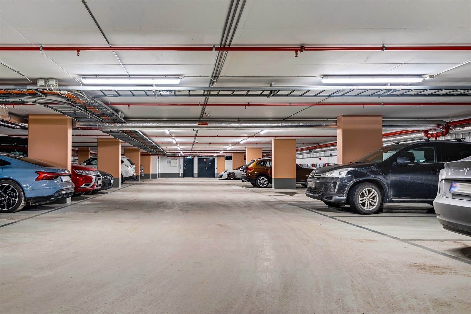 Parkering U2 er låst av med egen port for beboerparkering. Gjesteparkering i U1 Galleribilde