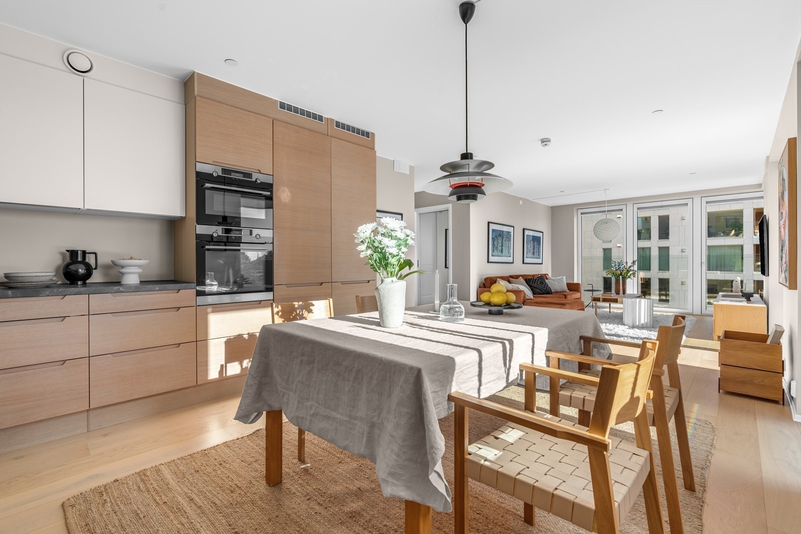 God plass til stort spisebord Galleribilde