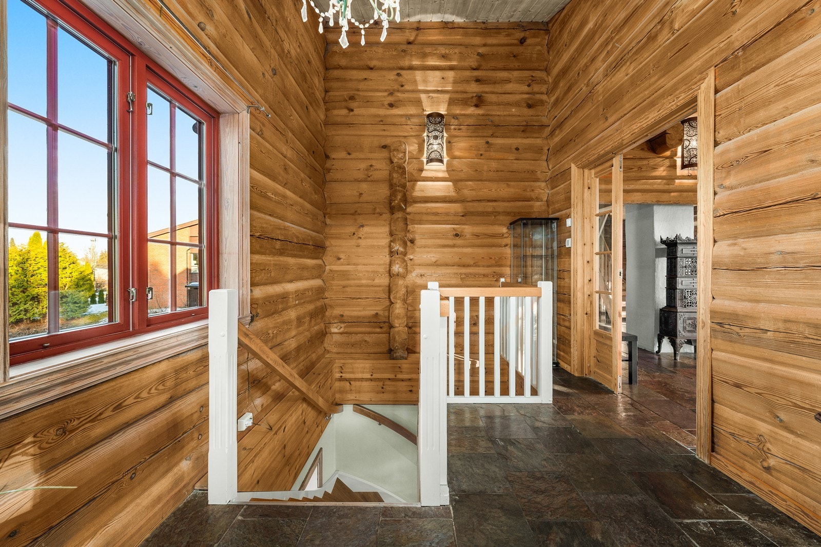 Fra rom godkjent som soverom har man adkomst til underetasjen. Galleribilde