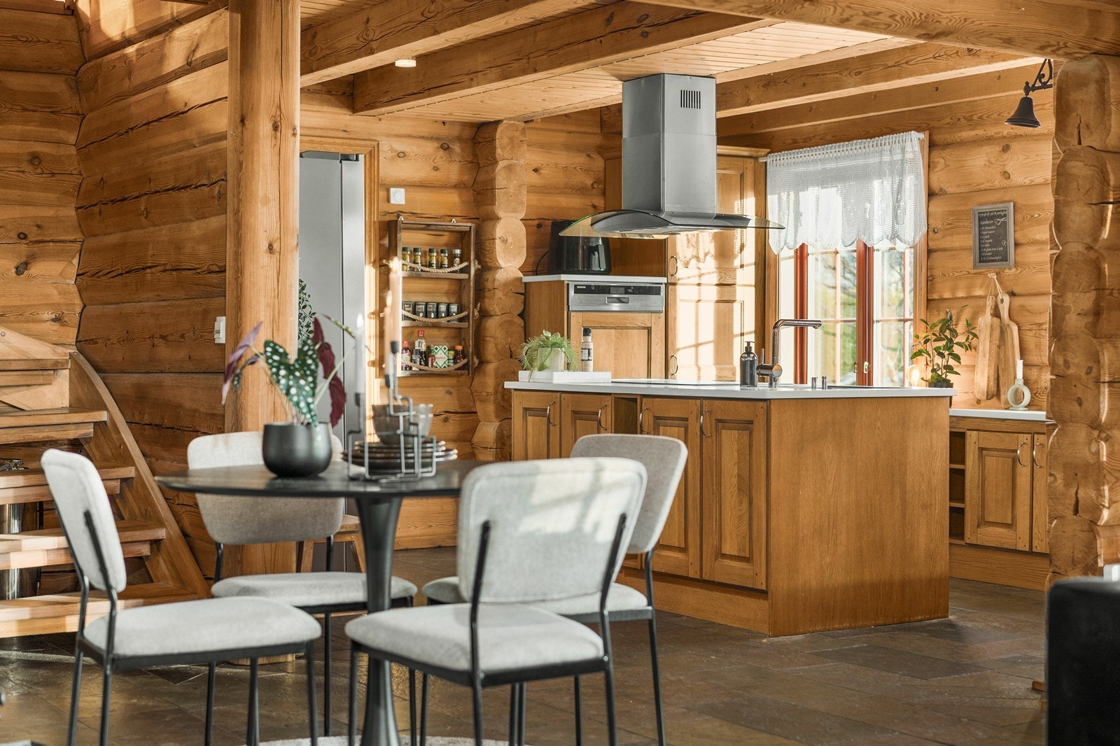 Boligen får en god atmosfære med store vindusflater og rikelig med takhøyde. Galleribilde