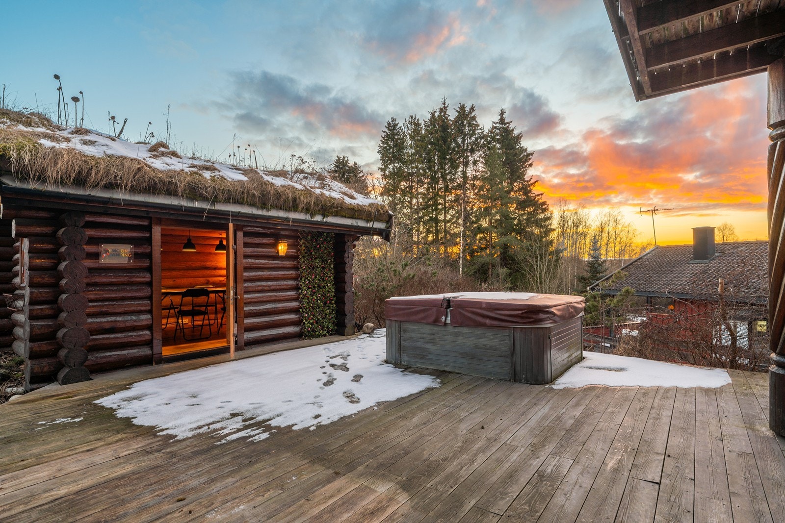 Boligen har flere fine uteplasser og et innredet anneks. Galleribilde