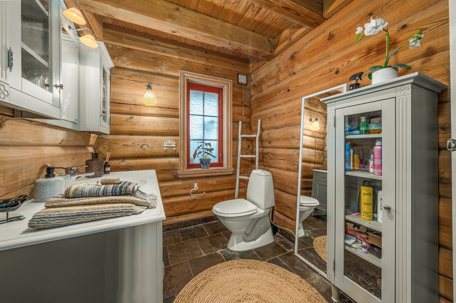 Tømmer på vegg og fliser på gulv. Galleribilde