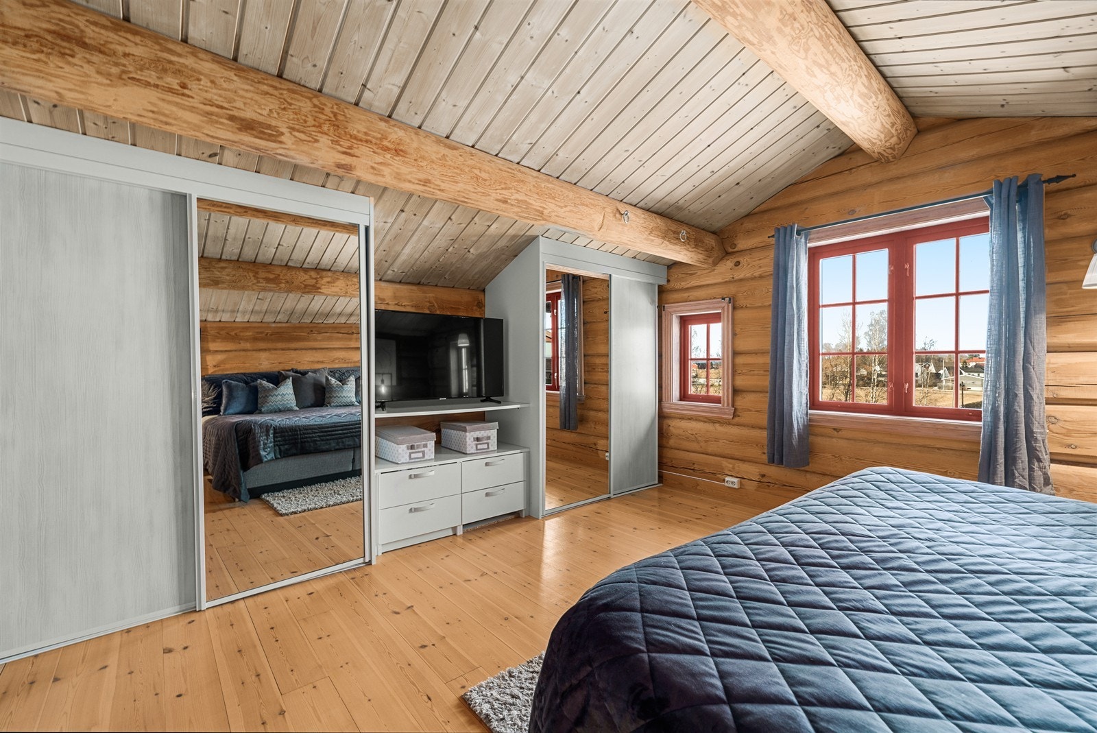 Praktisk skyvedørsgarderobe. Galleribilde