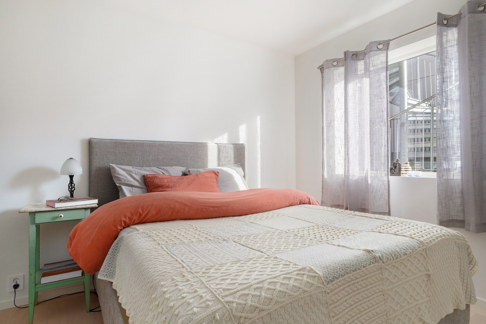 Leiligheten har to innbydende soverom hvorav hovedsoverommet har garderobeløsning. Galleribilde