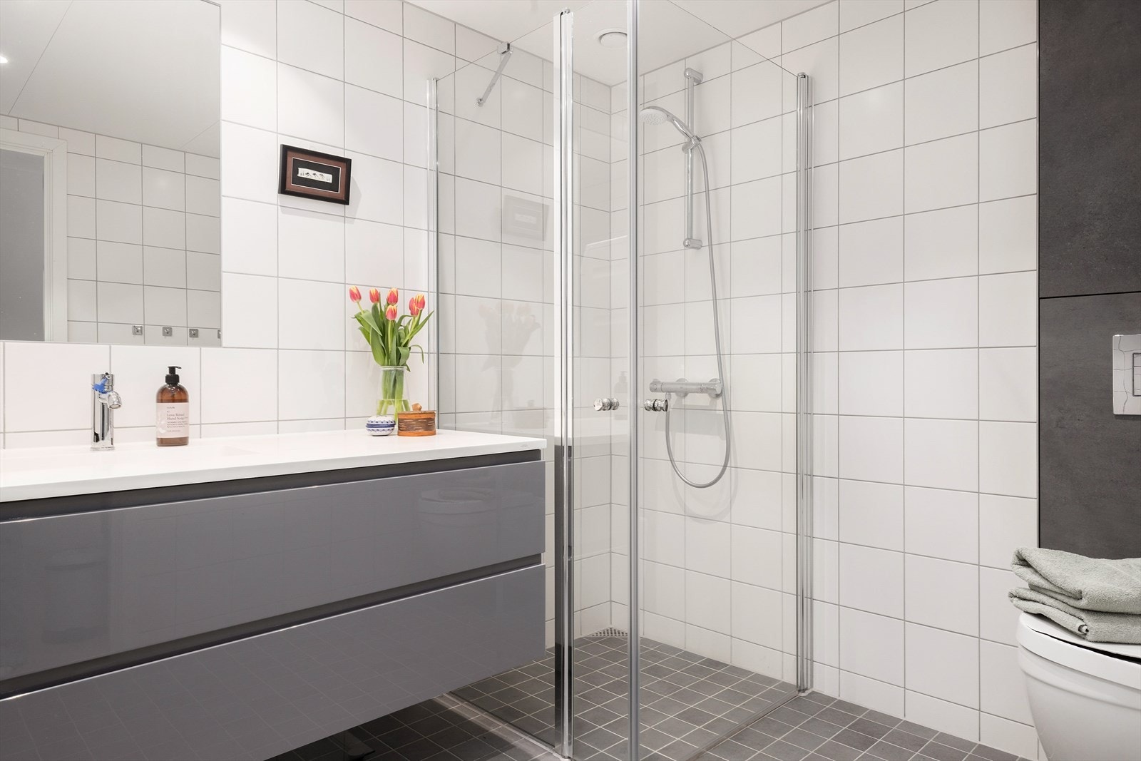 Badet er moderne og romslig, med både varme i gulv, vaskeromsløsning og god oppbevaringsplass. Galleribilde