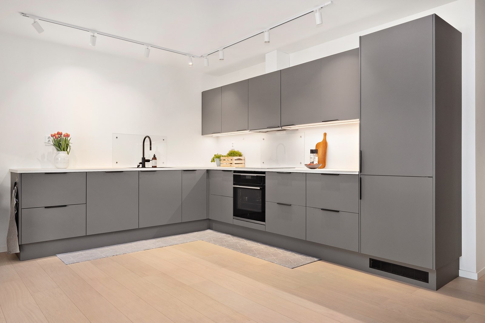 Kjøkkenet er påkostet og har rikelig med innredning, god benkeplass og plass til en stor spisestue. Galleribilde