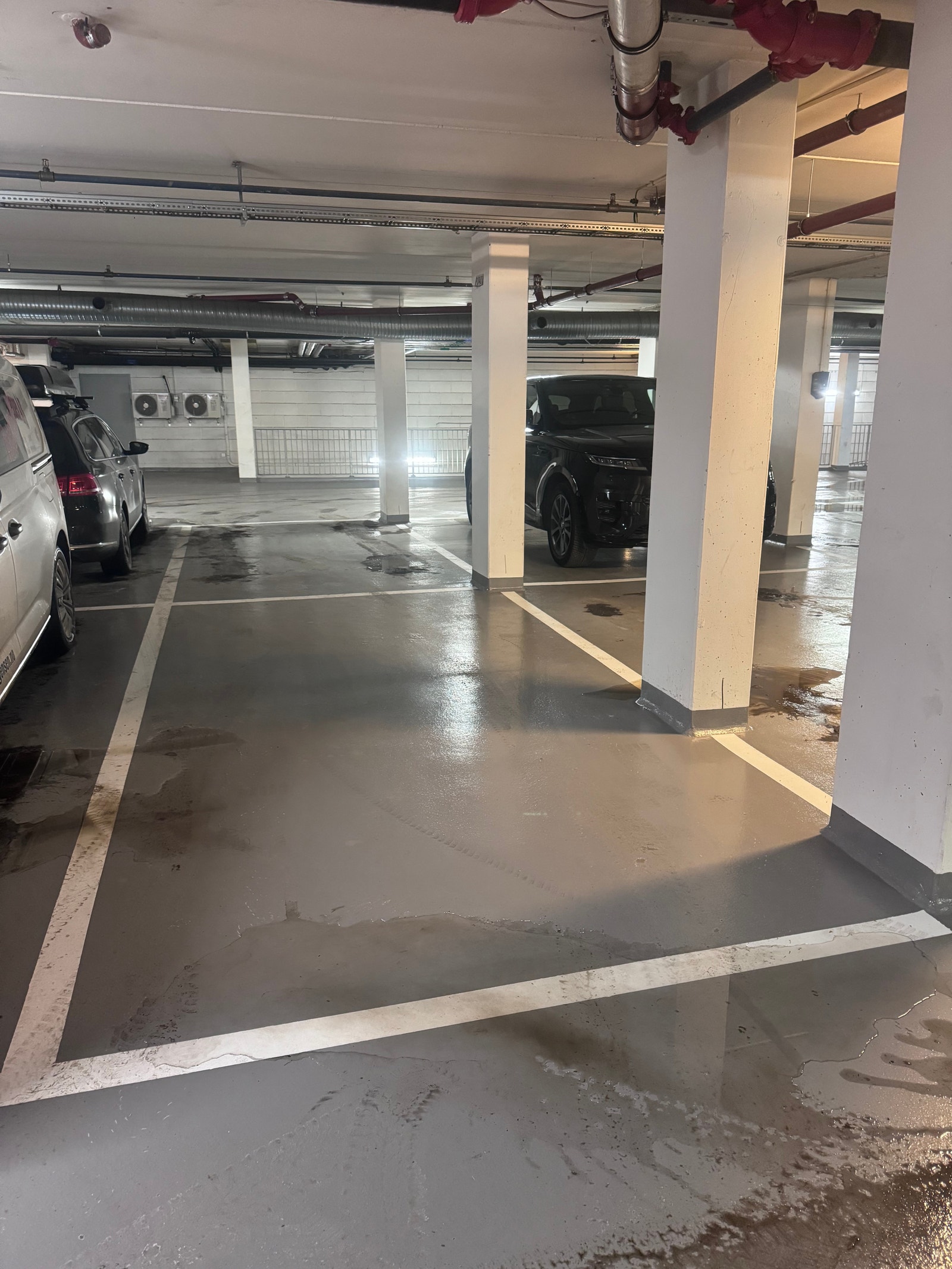 Plass nr. B002 passer for en mindre bil. Lengde på plassen er 4 meter og bredder 2. 4 / 2,9 meter. Galleribilde