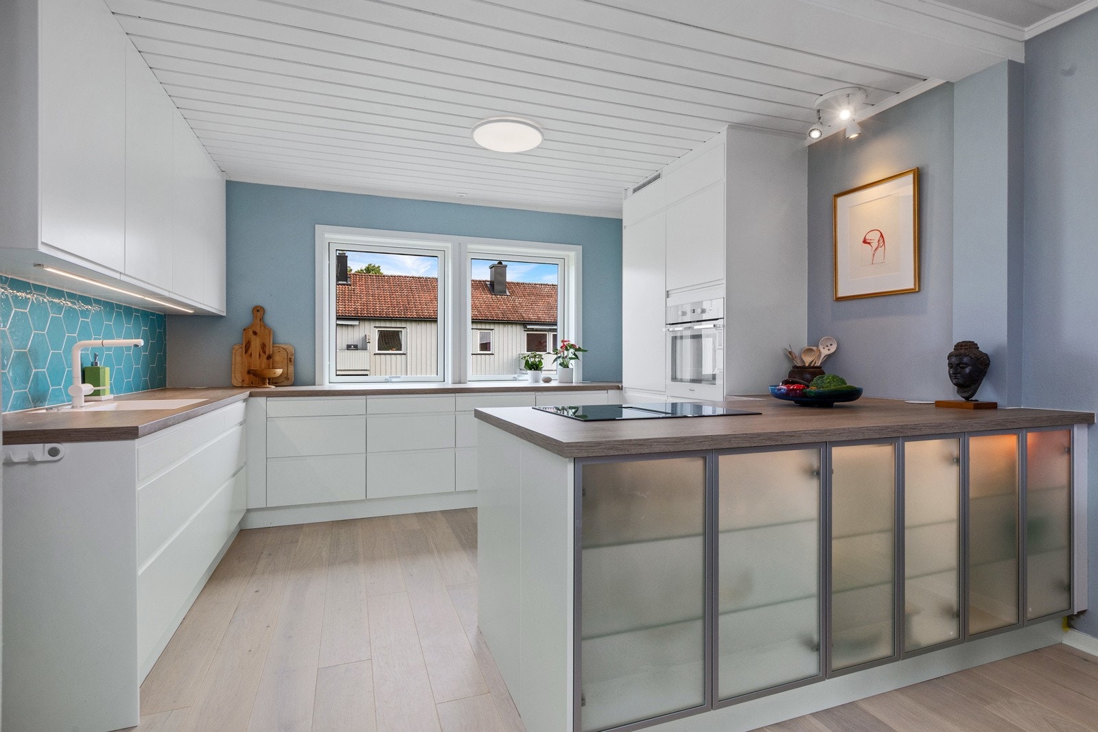 Stort innholdsrikt kjøkken installert i 2021 Galleribilde