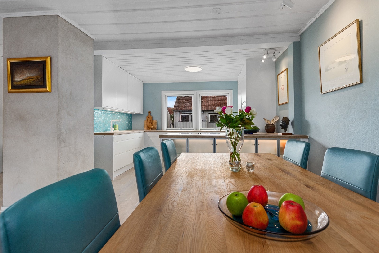 Åpen fin løsning som gir godt med dagslys i stuen Galleribilde