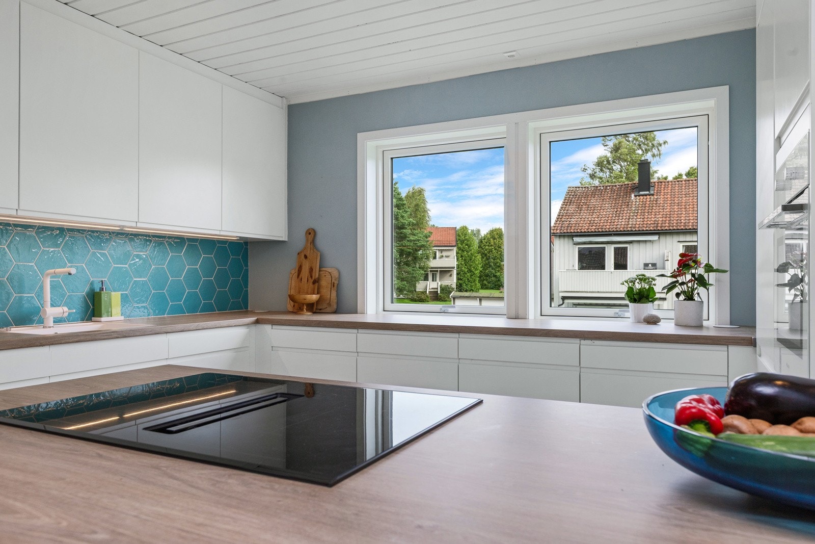 Kjøkkenet har masse skap- og benkplass. Legg spesielt merke til de gode lysforholdene på kjøkkenet Galleribilde