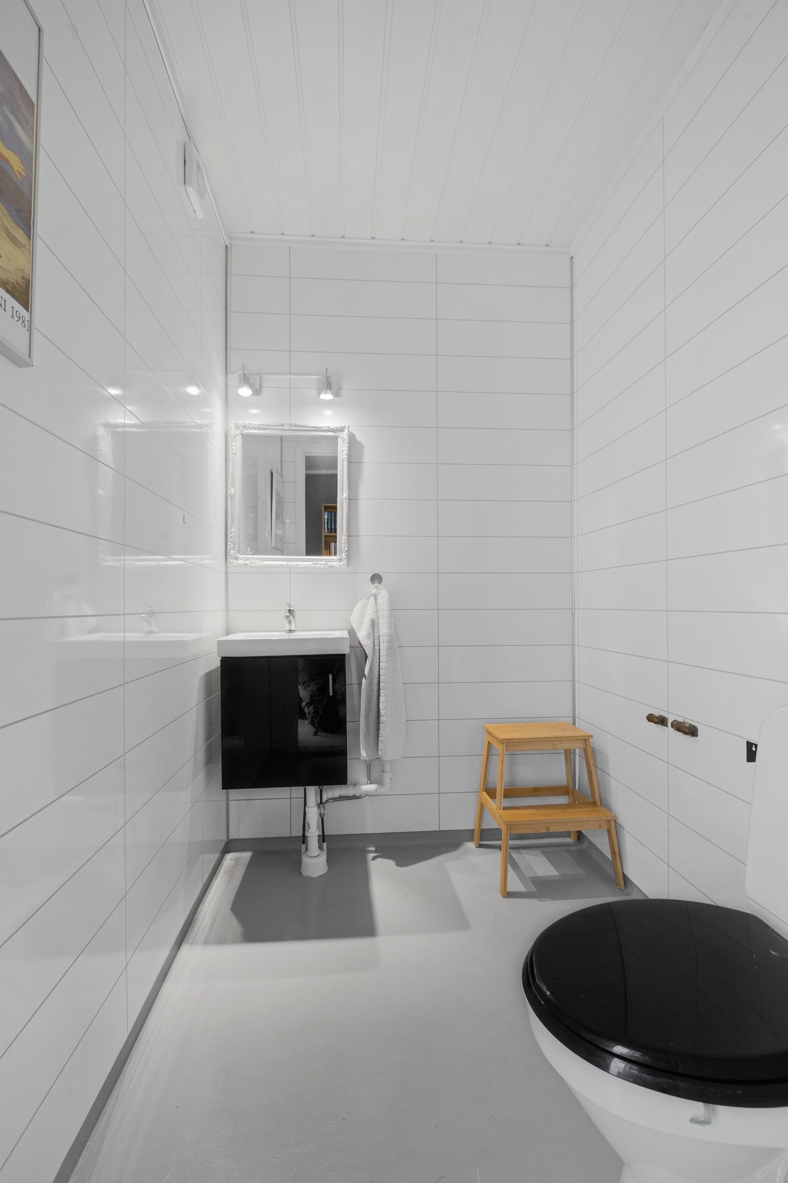 Toalett i hovedbolig - tidligere vært installert dusj som er fjernet Galleribilde