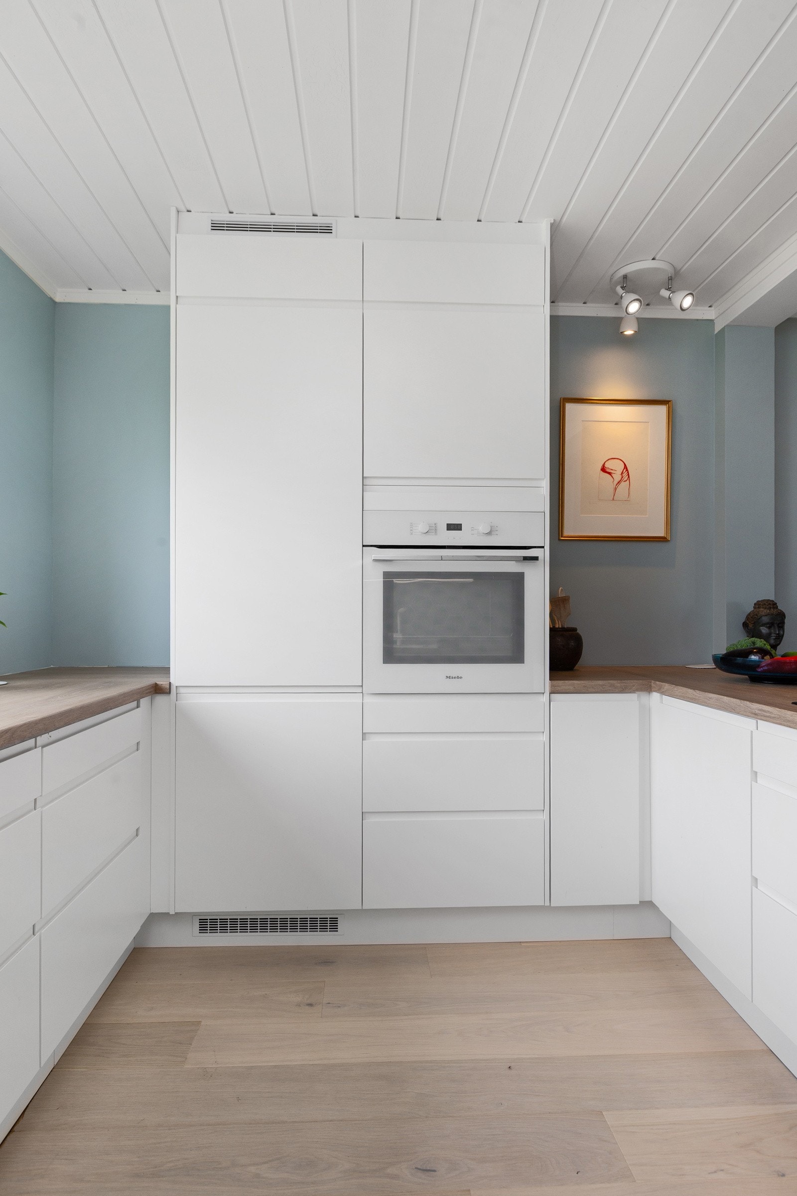 Kjøkkenet har integrerte hvitevarer Galleribilde