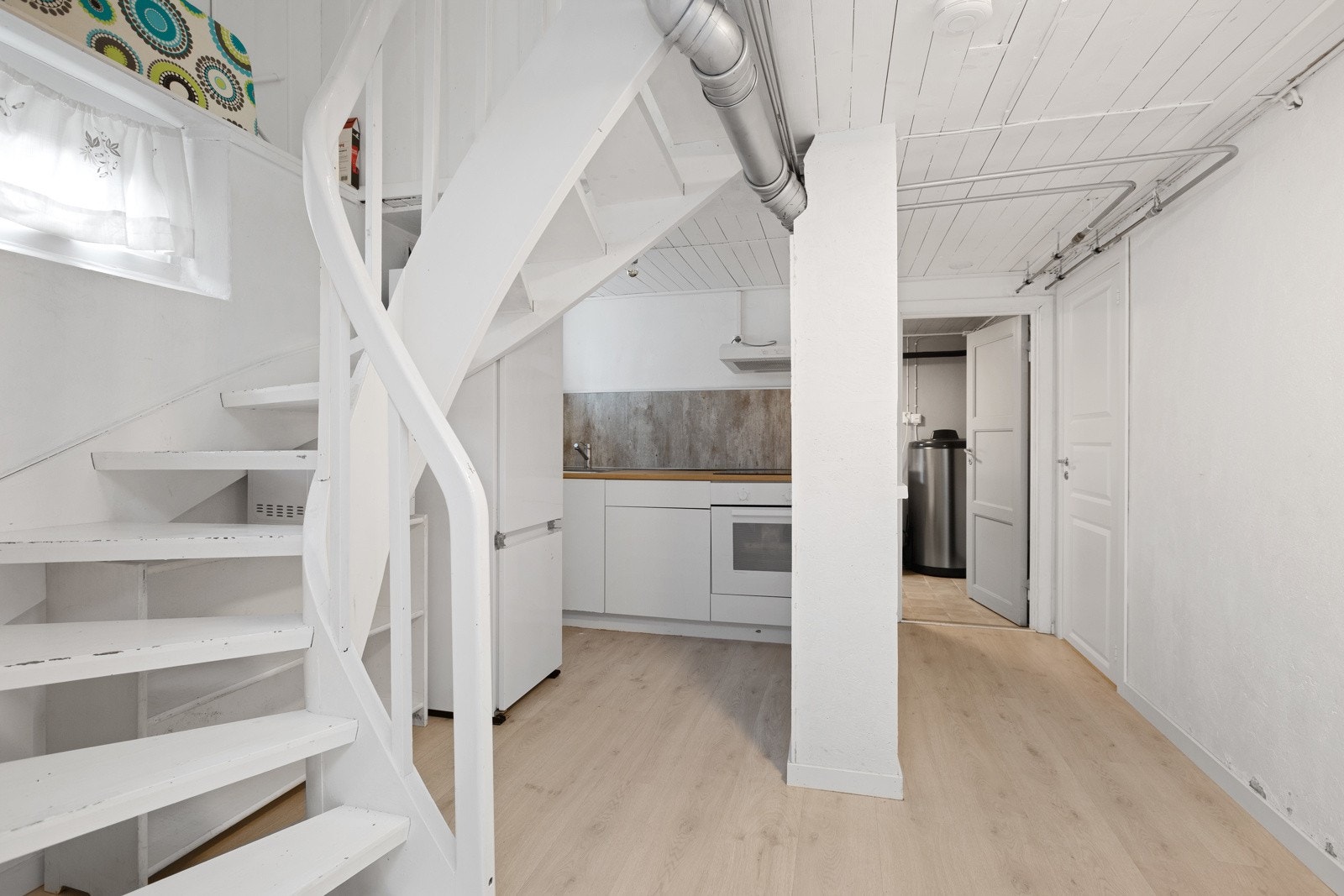 Kjøkken i kjeller og trapp opp til hovedbolig Galleribilde