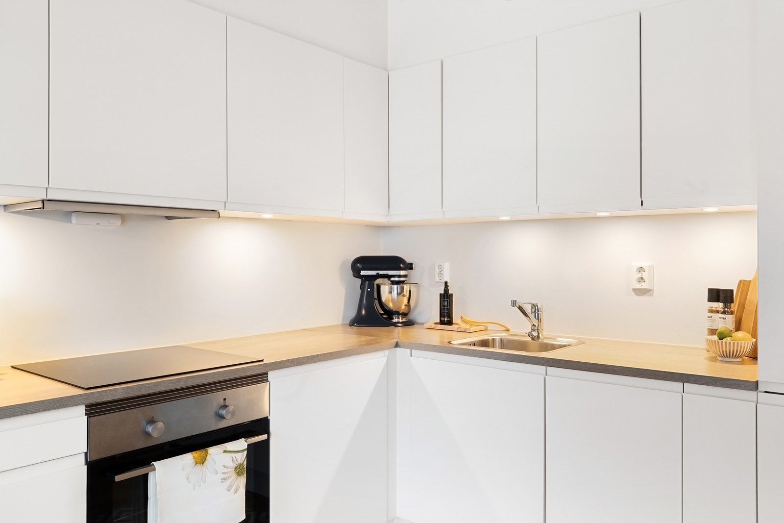 Over kokeplaten er det mekanisk avtrekk som trekker damp og os ut av boligen. Galleribilde