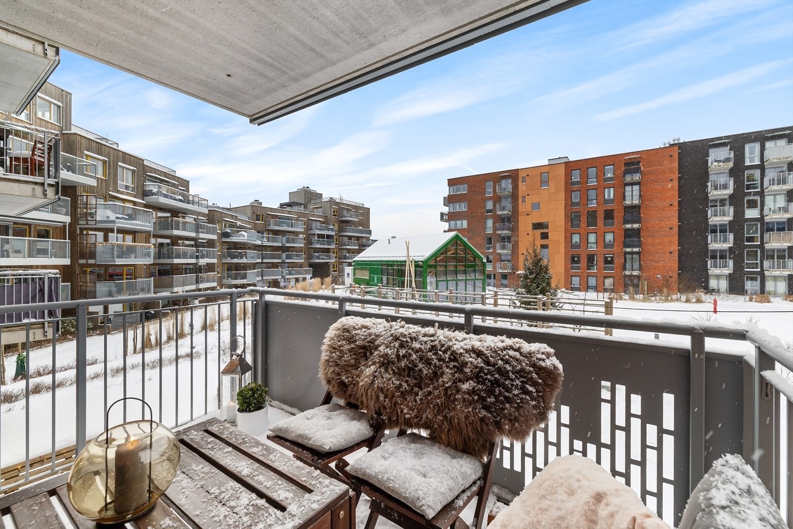 I bakgården har borettslaget felles forsamlingshus med kjøkken, og alt du trenger for fest og sosiale sammenkomster. Galleribilde