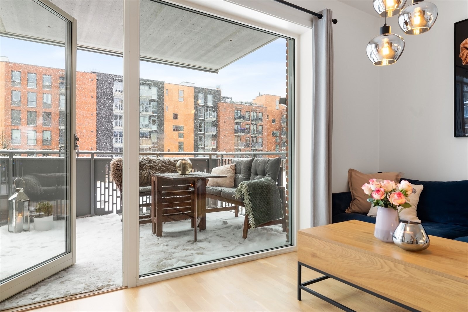 Fra stuen er det utgang til 8 kvm balkong Galleribilde