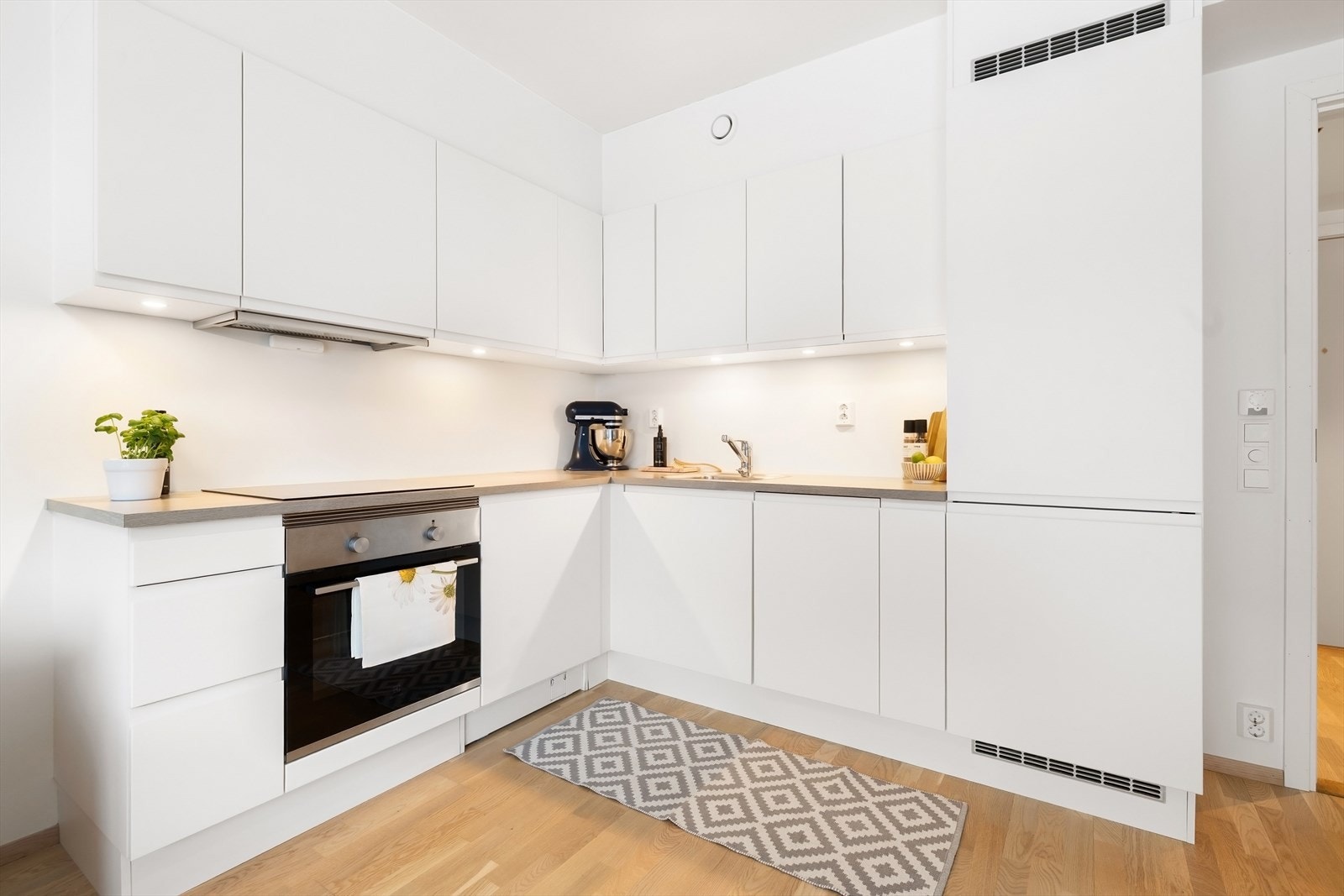 Det er vaskemaskin, komfyr, koketopp, oppvaskmaskin og kjøl-fryseskap integrert i kjøkkeninnredningen. Hvitevarene følger med på kjøpet. Galleribilde