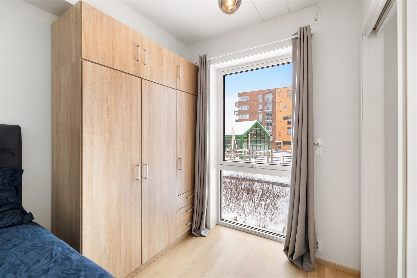 Soverommet har klesskap og stort vindu, ut mot bakgården. Galleribilde