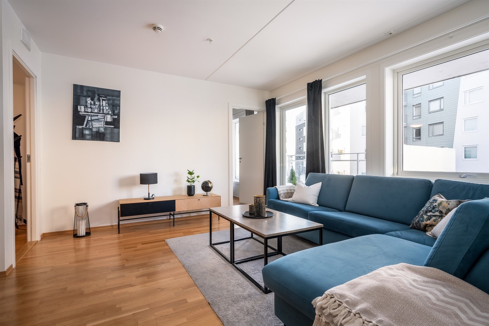 En romslig og lekker leilighet med sentral beliggenhet, bestående av to soverom, åpen stue/kjøkken, bad, bod/walk-in, entré og balkong. Foto: Gutt Foto AS Galleribilde