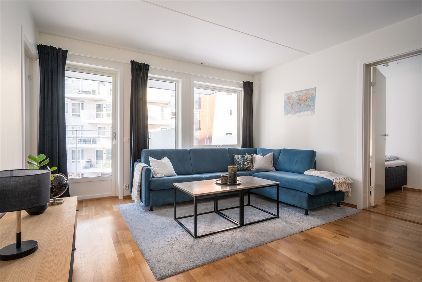 En romslig og lekker leilighet med sentral beliggenhet, bestående av to soverom, åpen stue/kjøkken, bad, bod/walk-in, entré og balkong. Foto: Gutt Foto AS Galleribilde