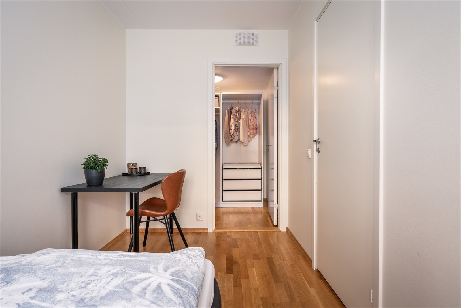 Adkomst til praktisk bod med plass til klær, sko og annet. Galleribilde