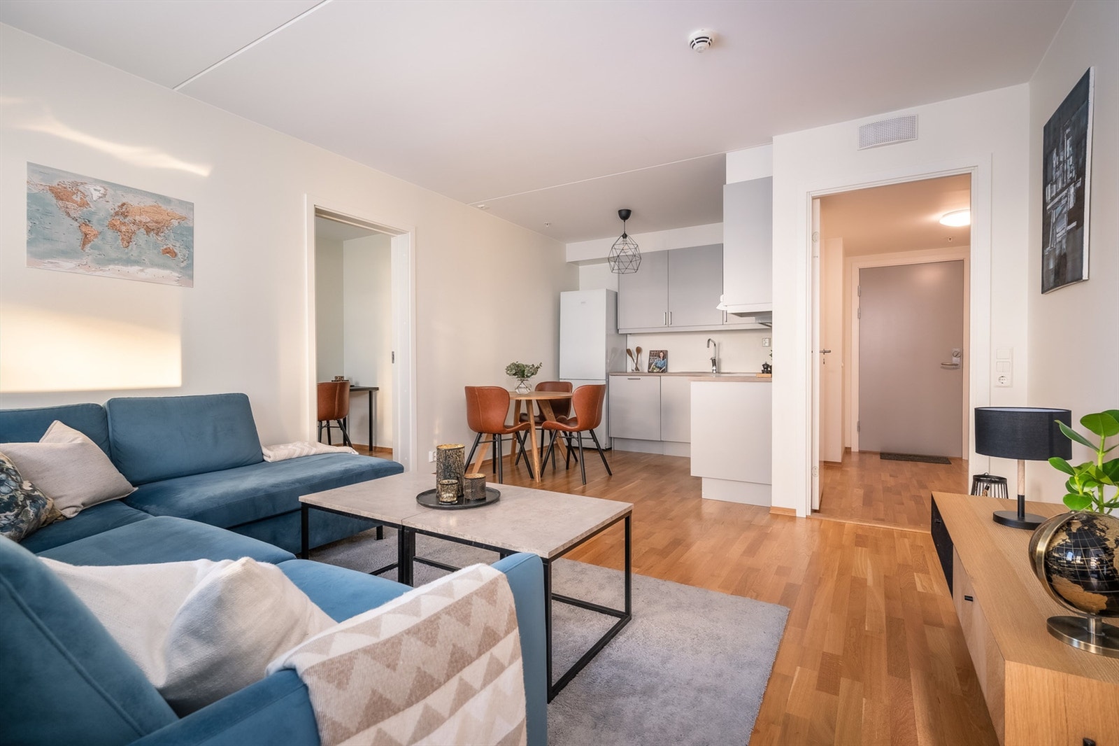 Åpen og sosial stue/kjøkkenløsning. Plass til spisegruppe, sofagruppe og TV-møblement. Galleribilde