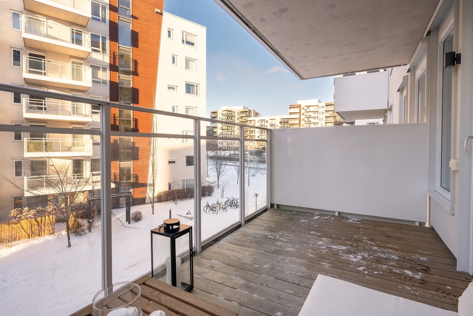 Selger opplyser om sol på balkongen fra ca. kl. 14/15.00 - 18.00 om sommeren. Galleribilde