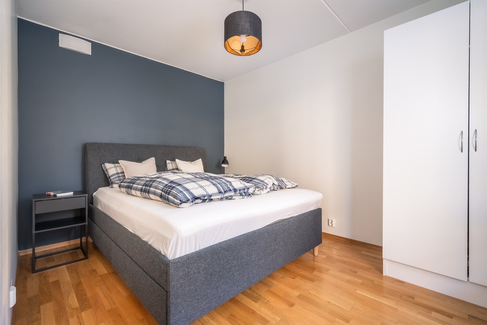 Romslig soverom med plass til dobbeltseng og lagringsplass i skap. Galleribilde