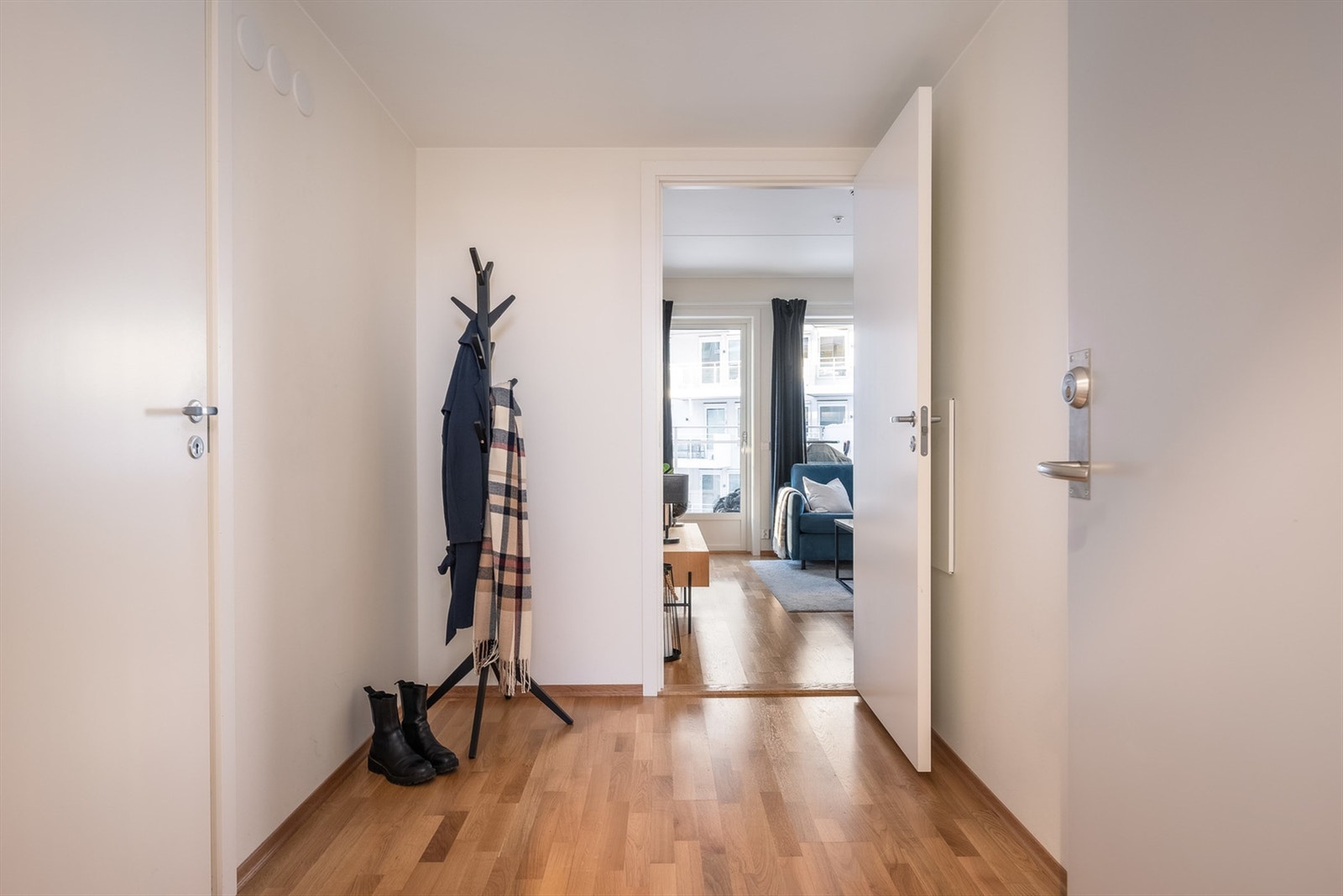 Romslig entré med god plass for oppheng av tøy og oppbevaring av sko. Galleribilde