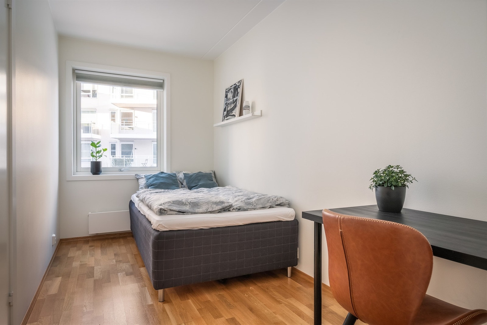 Soverom som passer godt som barnerom, gjesterom eller kontor. Plass til enkeltseng, skrivebord og kontorstol. Galleribilde