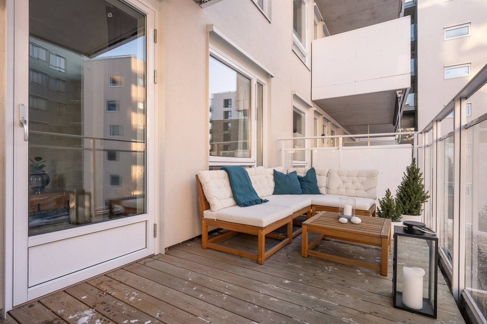 Vestvendt, solrik og delvis overbygd balkong på 9 kvm. Galleribilde