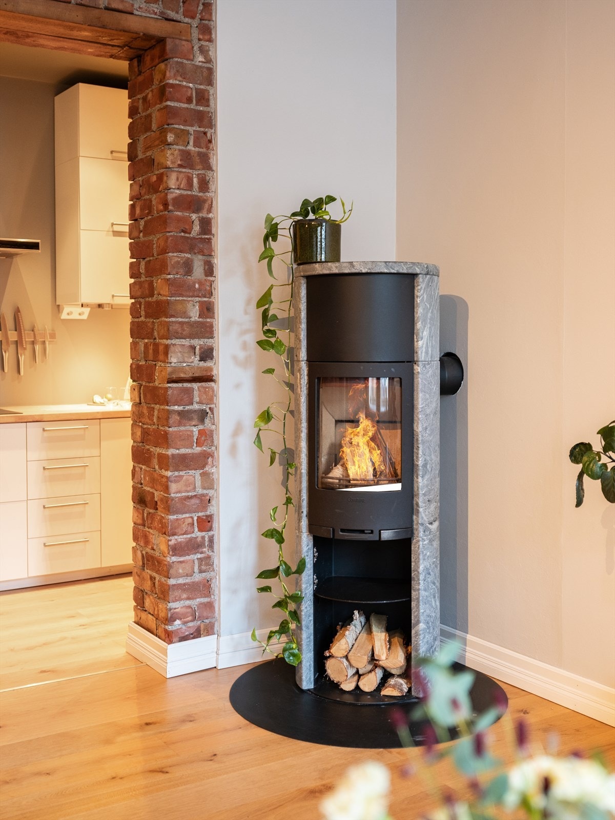 Vedfyringen gir et hyggelig alternativ til annen oppvarming og hjelper med å holde energikostnadene lave. I regi av sameiet har det blitt satt inn nye stålrør i pipene. Galleribilde