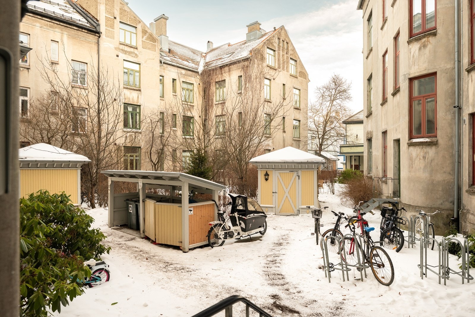 I bakgården finner man en felles utvending lagringsbod og for øvrig godt med sykkelparkering til beboerne. Galleribilde
