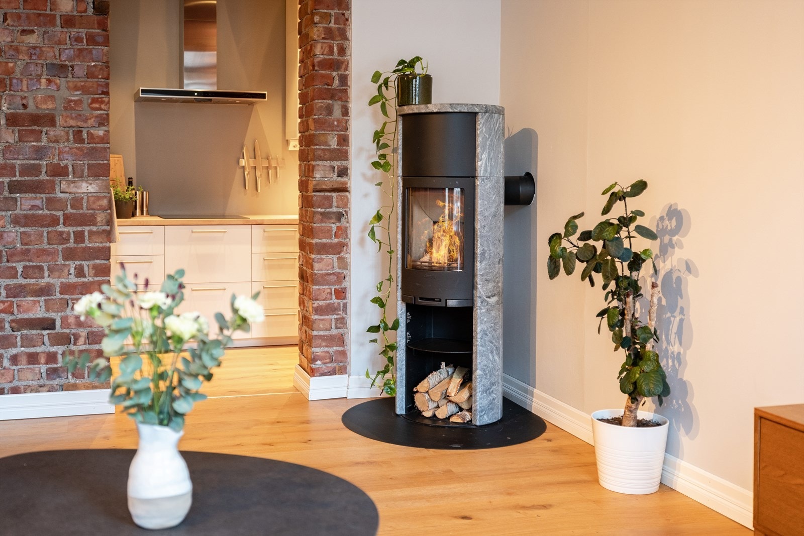 På gulvet ligger det en lekker enstavs parkett med gulvvarme på stue/kjøkken/soverom. Både gulvvarme og panelovnene har smartstyring fra Nobø. Dette betyr at du kan fjernstyr varmen hjemmet ditt fra én app. Når som helst. Hvor som helst. Galleribilde