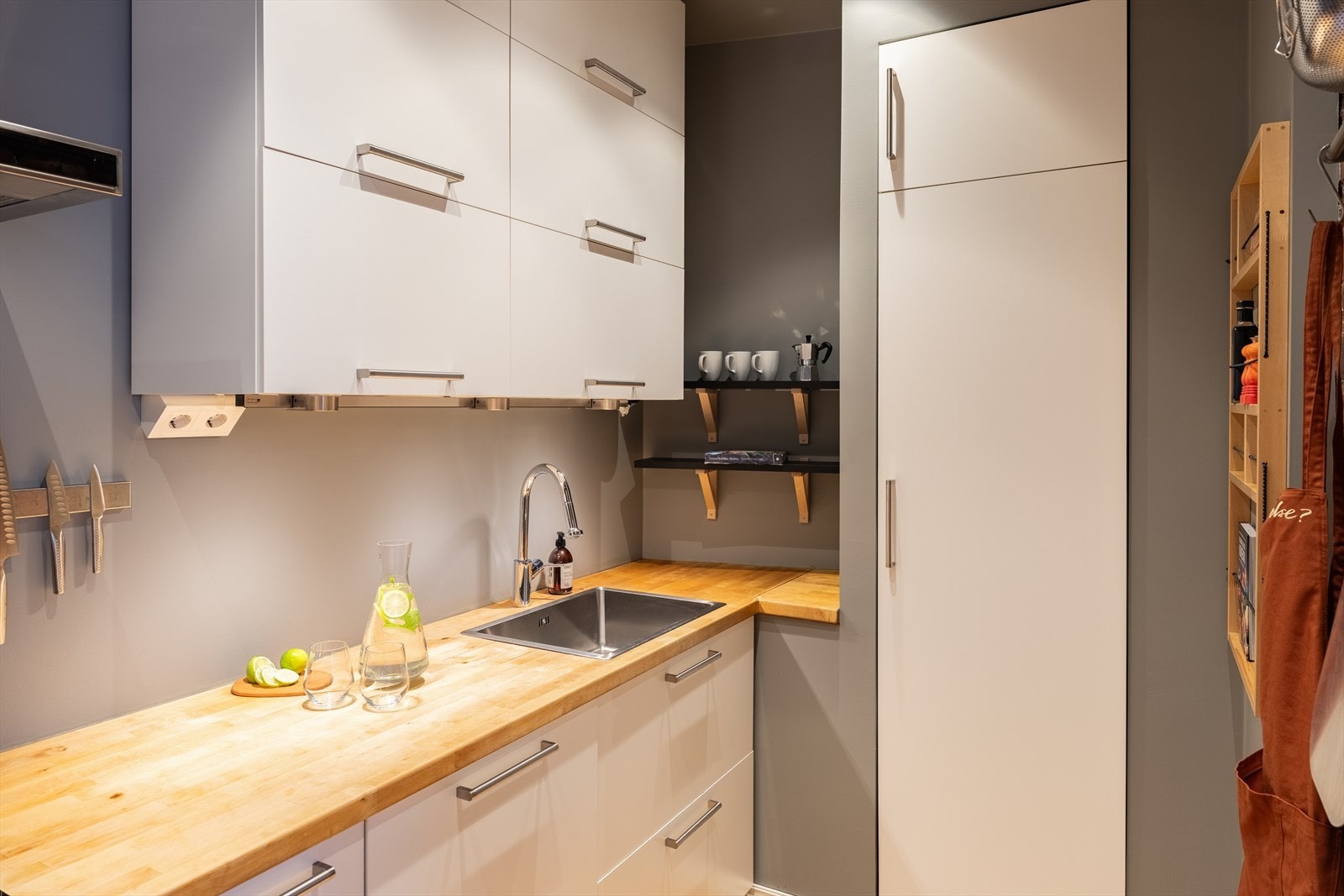 Her er det godt med arbeidslys med spotter i tak og under overskap. Galleribilde