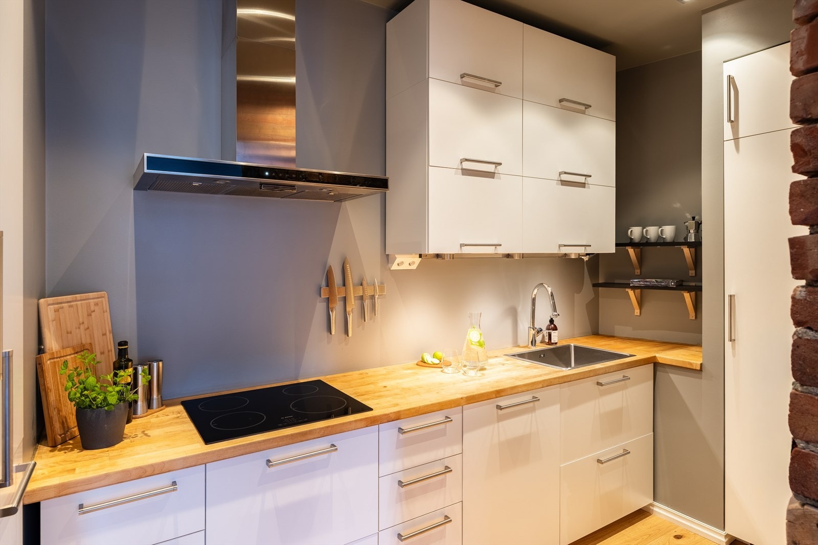 Det pene kjøkkenet er fra 2015. Integrert stekeovn, platetopp, oppvaskmaskin og kjøleskap medfølger handelen. Galleribilde